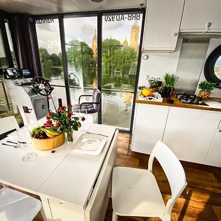 Vindua Marieke - Festlieger 船上ホテル *