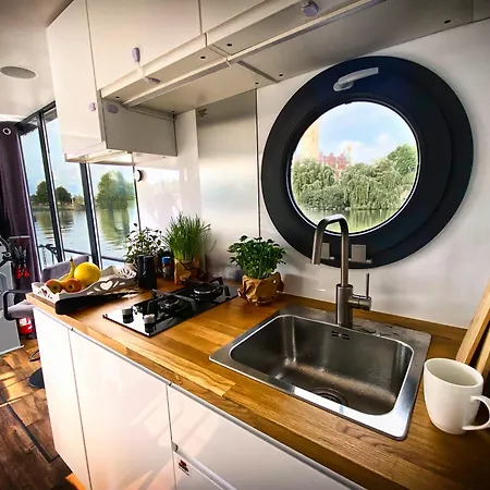 Vindua Marieke - Festlieger 船上ホテル