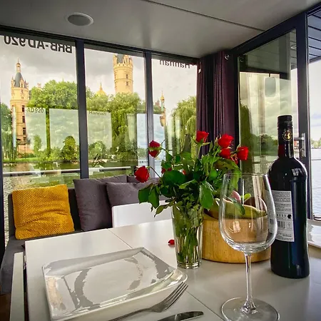 船上ホテル Vindua Marieke - Festlieger *