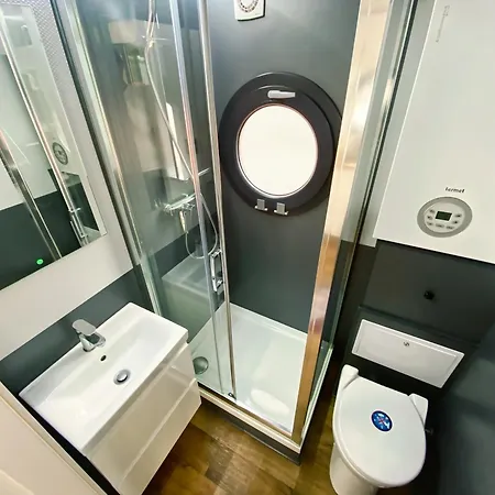 Vindua Marieke - Festlieger 船上ホテル シュヴェリーン