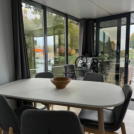 Vindua Marieke - Festlieger 船上ホテル シュヴェリーン