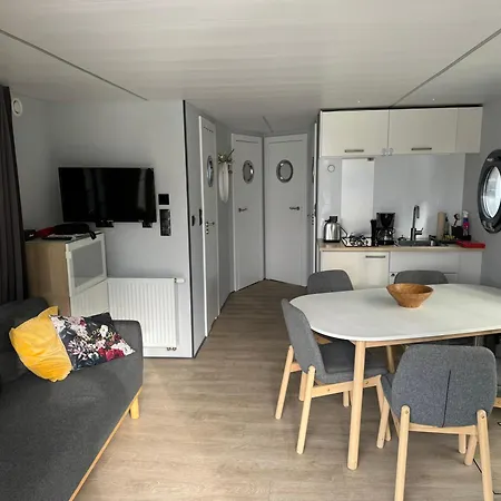 Vindua Marieke - Festlieger 船上ホテル *